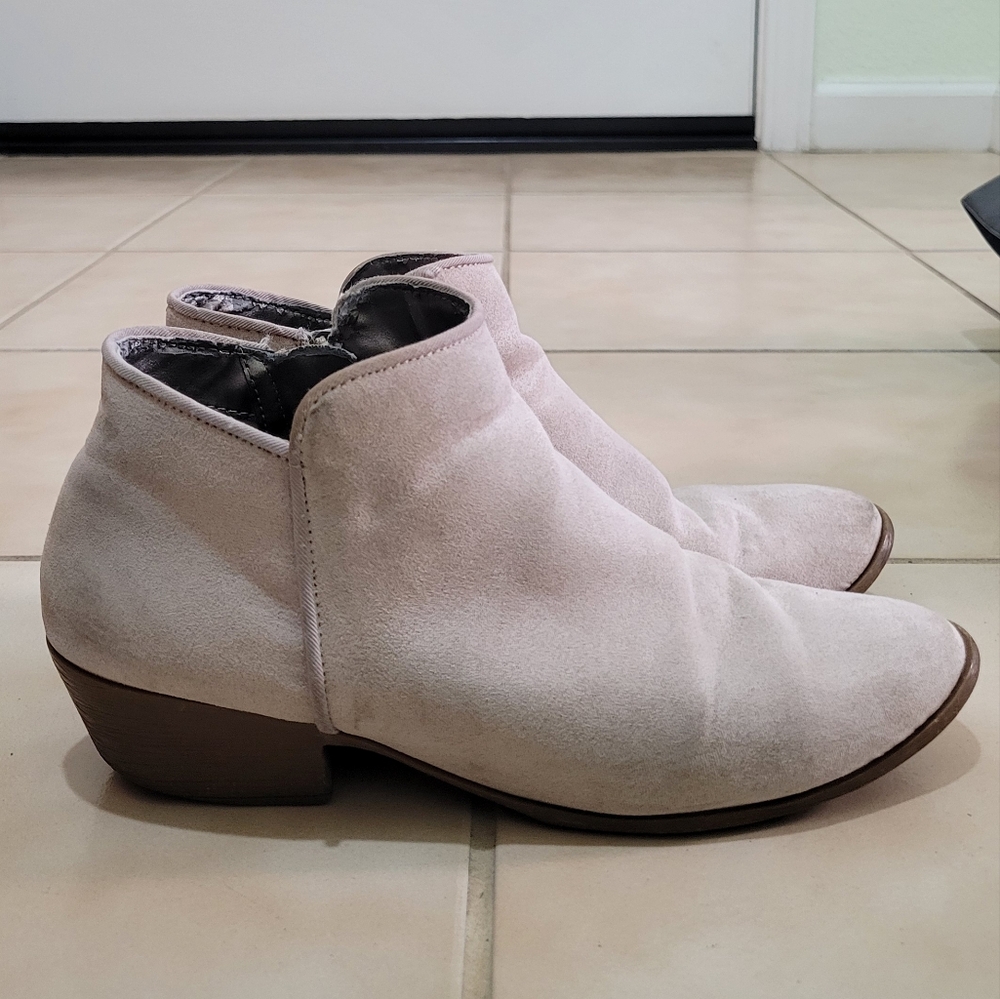 Size 6.5 Simply Vera Vera Wang Women's Cream/Tan/Beige Ankle Boots/Booties